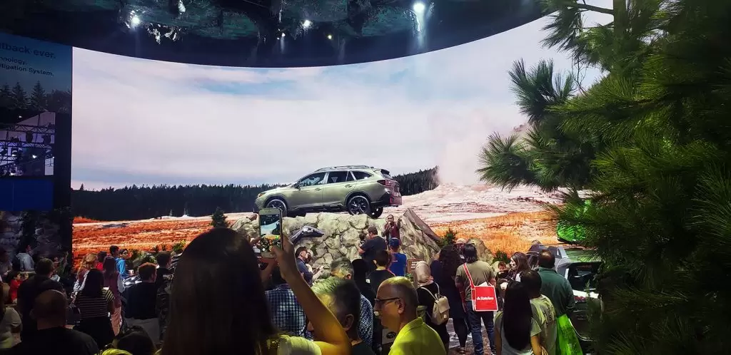 Subaru's huge curved video wall with impressive outdoor graphics 